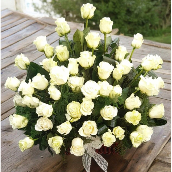 Aranjament floral 51 trandafiri albi